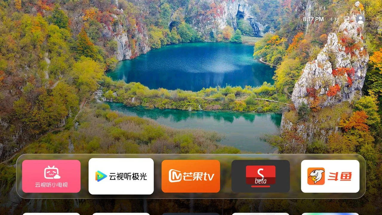 Tigris 主屏幕实拍：风景壁纸上是液态玻璃 Dock，排列着云视听小电视、云视听极光、芒果 TV 与斗鱼等应用图标。